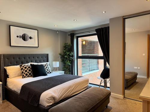 Balcony Free Parking Huge TV City Centre Apt photo 3