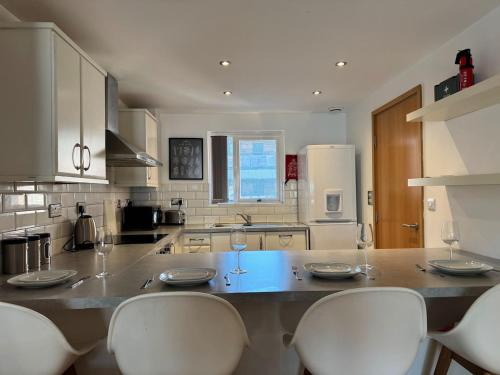 Balcony Free Parking Huge TV City Centre Apt photo 11