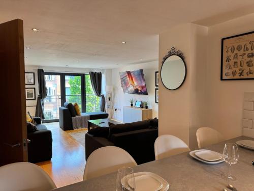 Balcony Free Parking Huge TV City Centre Apt photo 12