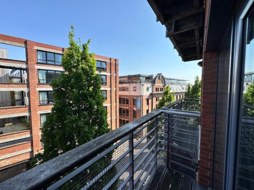 Balcony Free Parking Huge TV City Centre Apt photo 13