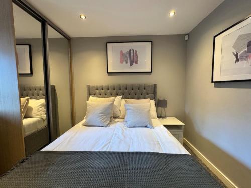 Balcony Free Parking Huge TV City Centre Apt photo 14