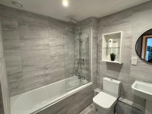 Balcony Free Parking Huge TV City Centre Apt photo 9