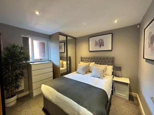 Balcony Free Parking Huge TV City Centre Apt photo 8