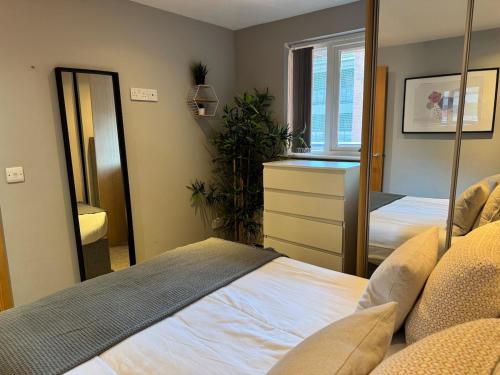 Balcony Free Parking Huge TV City Centre Apt photo 15