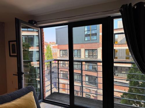 Balcony Free Parking Huge TV City Centre Apt photo 17