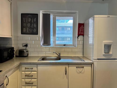 Balcony Free Parking Huge TV City Centre Apt photo 18