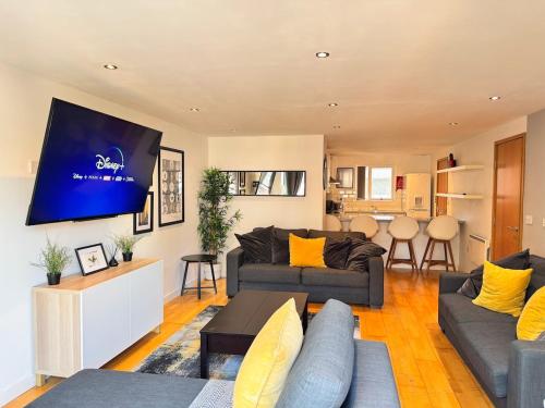 Balcony Free Parking Huge TV City Centre Apt photo 5