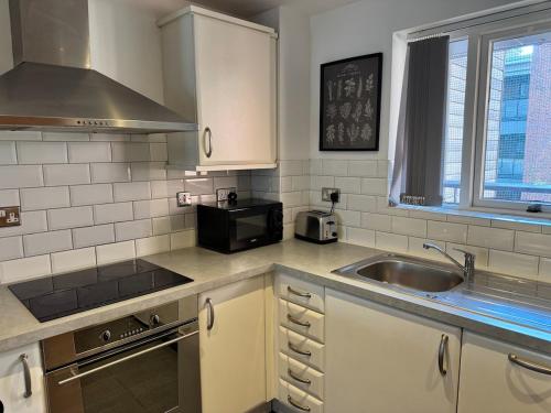 Balcony Free Parking Huge TV City Centre Apt photo 19