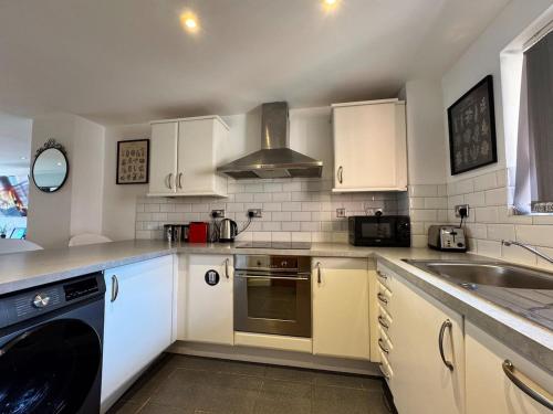 Balcony Free Parking Huge TV City Centre Apt photo 21