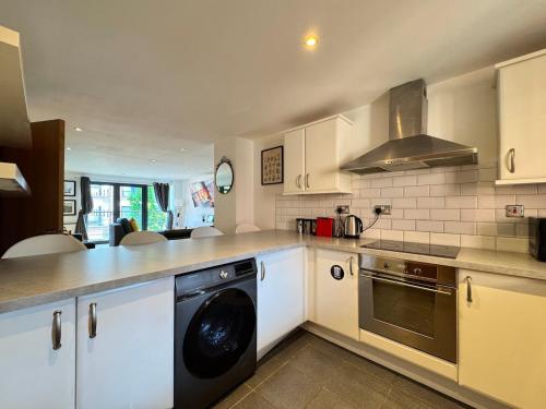 Balcony Free Parking Huge TV City Centre Apt photo 22