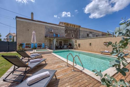 Foska Country Home with Pool - Happy Rentals