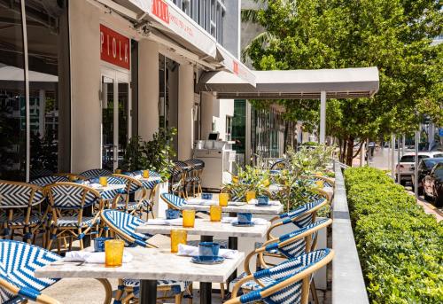 En restaurant eller et andet spisested på Hotel Continental Miami Beach, Tapestry Collection by Hilton