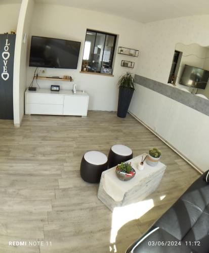 - une salle de bains pourvue d'un lavabo et de deux tabourets dans l'établissement Maison à 5' du circuit du Mans, à Mulsanne