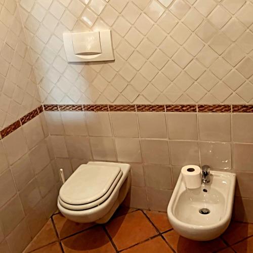 a bathroom with a toilet and a sink at DD's -Guest House- in Taviano