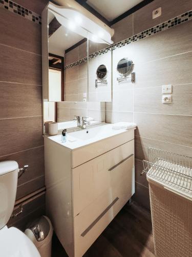 a bathroom with a sink and a mirror at Atlantic Selection - La Lorada, à deux pas du port in Capbreton