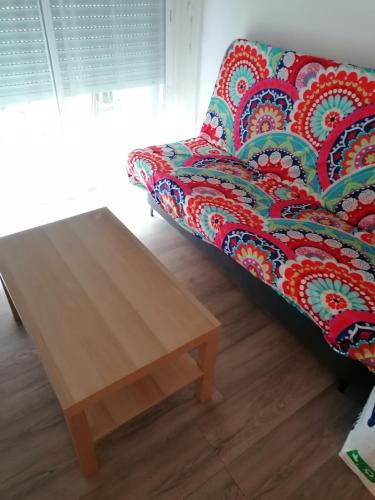 - un canapé et une table basse dans le salon dans l'établissement Studio cosy avec terrasse à Nice proche aéroport, à Nice