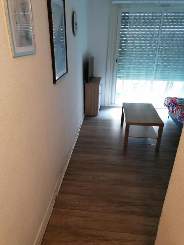 un salon avec une table et un canapé dans l'établissement Studio cosy avec terrasse à Nice proche aéroport, à Nice