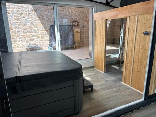 Photo de la galerie de l'établissement Gîte Hôtel avec espace jacuzzi sauna et grand salon commun, à Landéan