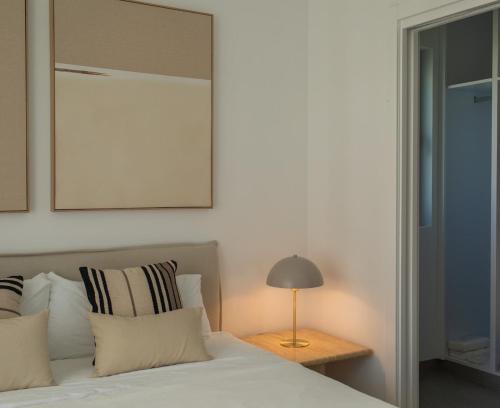 a bedroom with a bed with a lamp and a mirror at Villa Sancti Petri, entre el golf y la playa in Novo Sancti Petri