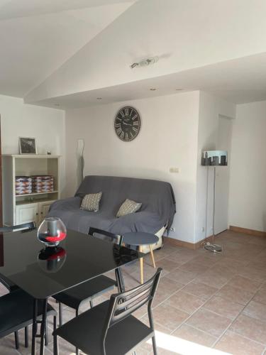 une chambre avec un lit et une table avec des chaises dans l'établissement Studio Passsarinho avec piscine privative - Vidauban Experience, à Vidauban