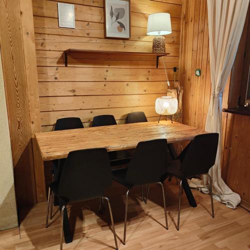 a conference room with a wooden table and chairs at Mazurski oddech in Zgon