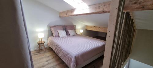 - une petite chambre avec des lits superposés et une échelle dans l'établissement Bastidon l'Arc en ciel, à Fréjus