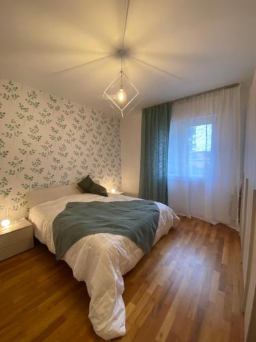 a bedroom with a bed and a window at Giotto 2 Guesthouse in Maserà di Padova