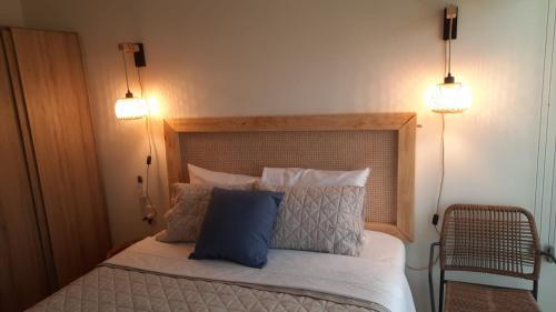 a bedroom with a bed with two lights on it at Mazablue depa en laguna con playas artificiales in Mazatlán