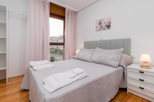 ノハにあるNoja mar y tierra con parkingのベッドとタオル2枚のある寝室