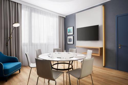 Телевизор и/или развлекательный центр в Sheraton Milan San Siro