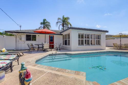Πισίνα στο ή κοντά στο 3 Mi to Dtwn Pet-Friendly Palm Beach Gardens Home