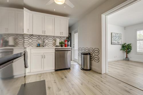 Η κουζίνα ή μικρή κουζίνα στο 3 Mi to Dtwn Pet-Friendly Palm Beach Gardens Home