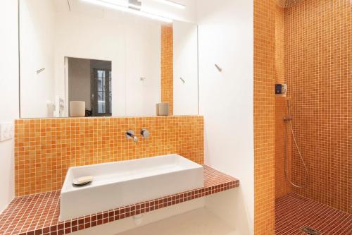 une salle de bain avec un lavabo blanc et un miroir dans l'établissement Bertin Poirée 2 - CI - Apt charmant à 2 pas de la Seine, à Paris