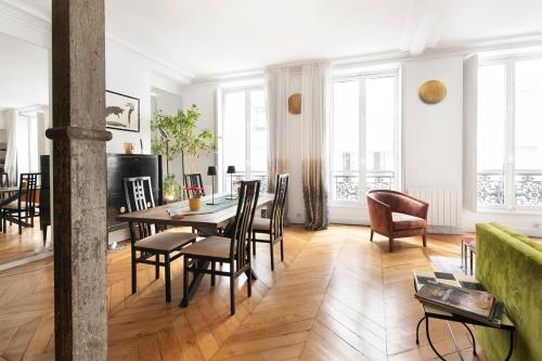 un salon avec une table et des chaises dans l'établissement Bertin Poirée 2 - CI - Apt charmant à 2 pas de la Seine, à Paris
