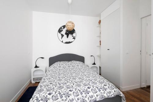 - une chambre avec un lit et deux lumières sur le mur dans l'établissement Bertin Poirée 2 - CI - Apt charmant à 2 pas de la Seine, à Paris