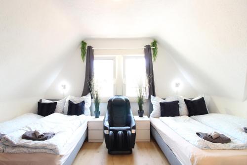 two beds in a room with two cats laying on them at Downtown Apartments Ulm - im Herzen von Ulm & komfortable Boxspringbetten in Ulm