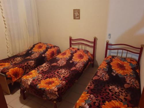 due letti uno accanto all'altro in una stanza di Alquiler Corral de Bustos a Corral de Bustos