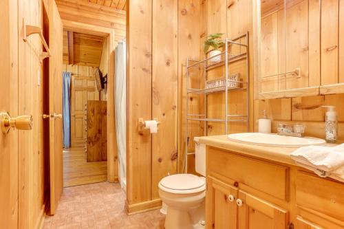 クリーブランドにあるPrivate Hot Tub and Game Room Cleveland Getawayのバスルーム(トイレ、ログキャビン内のシンク付)