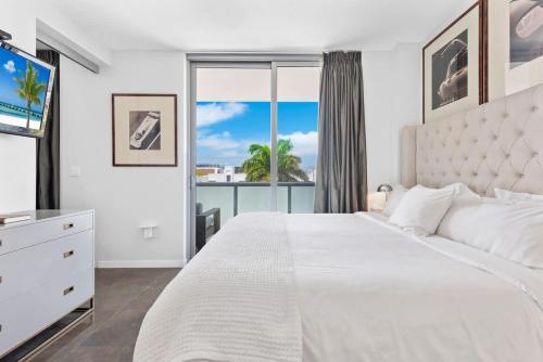 Ένα ή περισσότερα κρεβάτια σε δωμάτιο στο Large Beach Suite Rooftop Pool by Convention Center