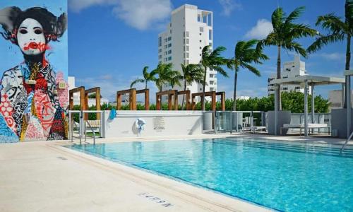 Πισίνα στο ή κοντά στο Large Beach Suite Rooftop Pool by Convention Center