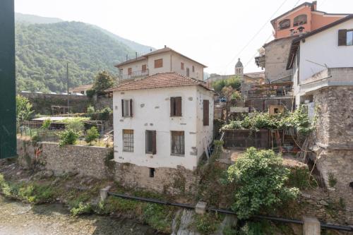 an old building on the side of a mountain at La Prebeluna da Ceve in Pieve di Teco