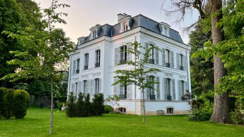 Unique 4 bedroom topfloor flat in a XIX century Mansion in Western Paris