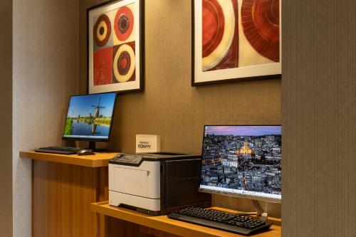 SpringHill Suites by Marriott Fargoにあるテレビまたはエンターテインメントセンター