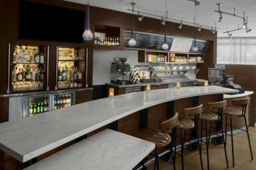 Courtyard by Marriott Atlanta Buckheadにあるラウンジまたはバー