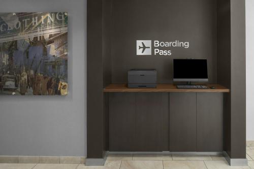 Courtyard by Marriott Atlanta Buckheadにあるテレビまたはエンターテインメントセンター