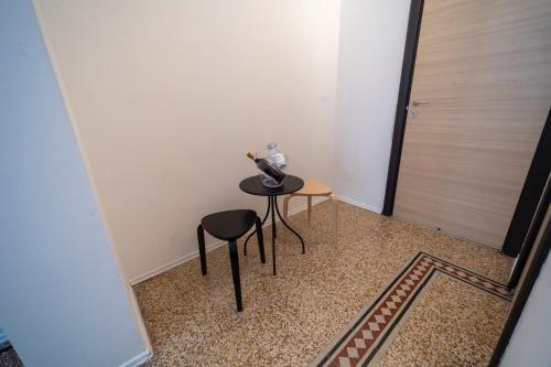 a small table and two chairs next to a door at La zagara di Alba in Palermo