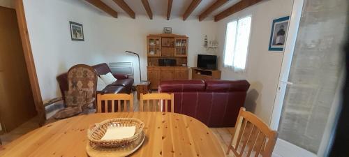 un salon avec une table et un canapé dans l'établissement Le clos de la Plage - Villa vintage avec jardin privatif- 500m de la plage - 6 personnes, à Dolus-d'Oléron