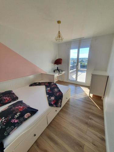 une chambre avec deux lits et une grande fenêtre dans l'établissement villa with swimming pool, à Juvignac