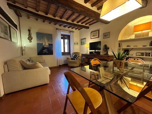 a living room with a glass table and a couch at Easy Stay - Mare e centro a due passi in Orbetello