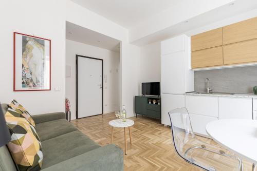 Hostly-The Montebello Suite-Near Trevi